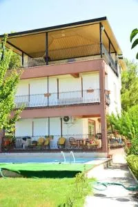 ormanın içinde geniş havuzlu triplex villa - Kizilagac