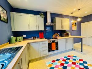 3 Bed House, Sleeps 7, Free Parking, City Luxury, Central, Perfect for Contractors & Families!