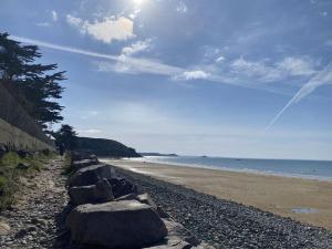 Appartements 441 - A ERQUY, en bordure de la tres belle plage de CAROUAL 2km de sables fin : photos des chambres