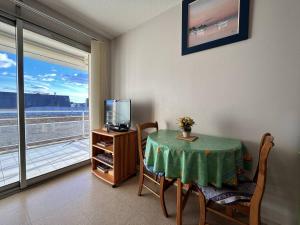 537 - Studio les pieds dans leau, en bordure de la plage du centre dErquy