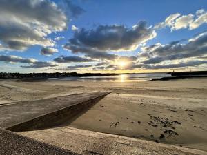 537 - Studio les pieds dans leau, en bordure de la plage du centre dErquy