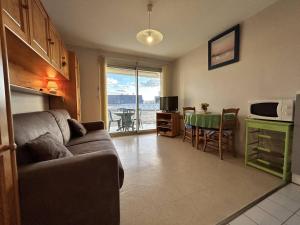 537 - Studio les pieds dans leau, en bordure de la plage du centre dErquy