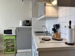 537 - Studio les pieds dans leau, en bordure de la plage du centre dErquy