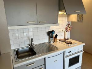 537 - Studio les pieds dans leau, en bordure de la plage du centre dErquy