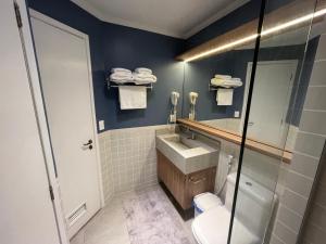 FLAT RIVIERA COM VISTINHA MAR E A 150 m DA PRAIA !