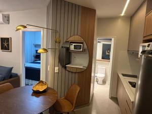 FLAT RIVIERA COM VISTINHA MAR E A 150 m DA PRAIA ! DISPONÍVEL de 21 de Jan em diante ! Aproveite !