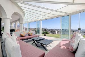 010 Luxurious 4 Bed Villa, Private Pool and Sea Views