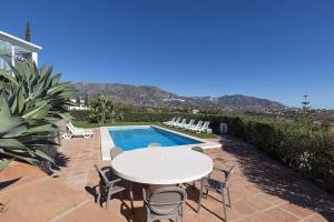 010 Luxurious 4 Bed Villa, Private Pool and Sea Views