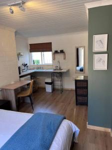 Lovely Garden Studio 2 - 10 minute walk to beach