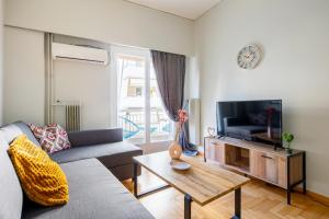 Spacious apartment with partial Acropolis view