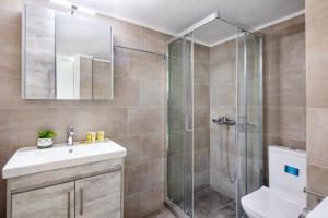 Spacious apartment with partial Acropolis view