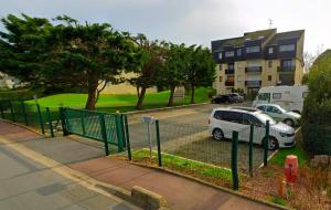 Appartements Studio proche plage - Parking gratuit et prive - Terrasse et petit jardin cloture : photos des chambres