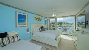 ALL-NEW Waterfront with Balcony,Pool,Tiki Bar,Gym - Whitfield