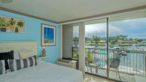 ALL-NEW Waterfront with Balcony,Pool,Tiki Bar,Gym