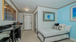 ALL-NEW Waterfront with Balcony,Pool,Tiki Bar,Gym