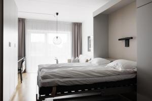 Cozy, Modern Studio w. Workspace