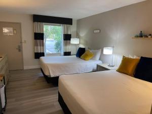 Heated Pool, Strong WI-FI, TV, Tiki Bar & Grill!