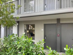 Heated Pool, Strong WI-FI, TV, Tiki Bar & Grill!