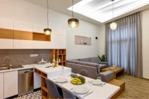 Residenza Rithymna Centro with a private roof terrace and hot tub