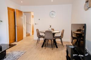 City Centre - FREE PARKING, BUSINESS STAYS, FAMILIES, RELOCATORS