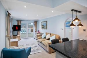 Miramont - Poolside Apartment