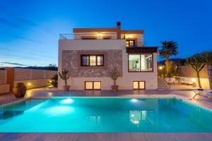 Villa near ibiza Town Sleeps 1416