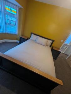 3 bed home, pool-hot tub & ev charger