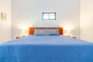 Luxury 2 bedroom, walking distance to beach