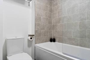 Luxury Birmingham City Centre Townhouse with FREE Parking - Sleeps 4 - Perfect for Contractors, Business Travellers, Families and other Groups - Near Bullring, Newstreet, Selfridges, NEC, NIA & Birmingham airport