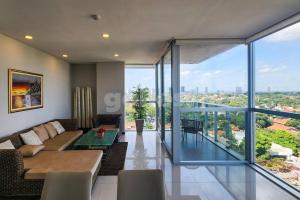 Vast And Airy Apartment In Villa Morra