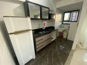 Quarto, sala, cozinha e garagem com praia 400 metros