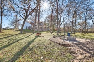 obrázek - Ranch-Style Brookshire Home with Deck and Hot Tub!