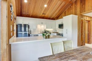 Hot Tub, Deck & Grill: Brookshire Gem Near Venues