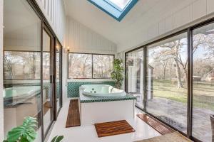 Hot Tub, Deck & Grill: Brookshire Gem Near Venues