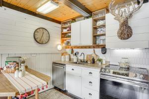 Brian Head Chalet with Mountain Views, Near Skiing!