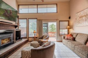 Grande View Condo: 3 Bedroom 2 Bathroom Townhome with a Game Room!