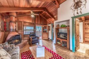 Deer Meadows & Wildflower: Cute, Centrally Located Ruidoso Cabin with Hot Tub!