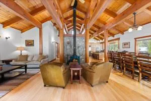 Copperleaf Lodge - Updated Alpine Meadows Chalet w Private Hot Tub, Ski Shuttle! - Alpine Meadows