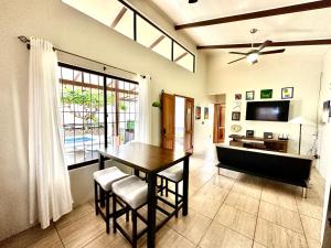 Oasis Arenal Villa Pool & Arenal Volcano View