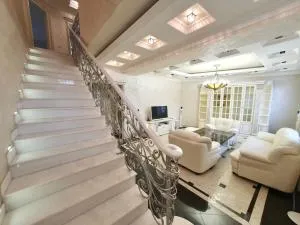 Роскошная двухуровневая квартира Luxurious duplex apartment - Imeni Tairova