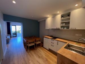 Apartments by the sea Gornja Podgora, Makarska - 21736