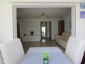 Apartamento con Vista al Mar y Piscina Comunitaria - ES-228-152