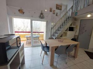 Appartement 2 pièces meublé avec mezzanine et terrasse, accès direct à la plage, parking inclus - FR-1-326-798