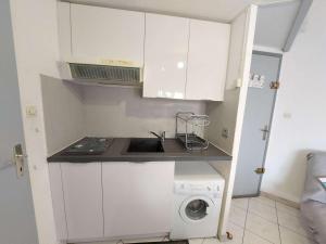 Appartement 2 pièces meublé avec mezzanine et terrasse, accès direct à la plage, parking inclus - FR-1-326-798