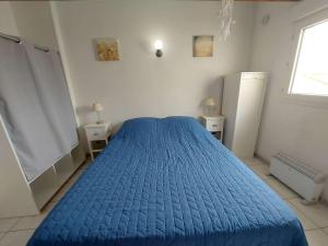 Appartement 2 pièces meublé avec mezzanine et terrasse, accès direct à la plage, parking inclus - FR-1-326-798