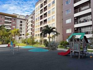 Stylish Iloilo condo w Netflix and pool access