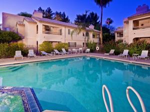 Central Area, Heated Pool, Hot Tub, Bbq, & More