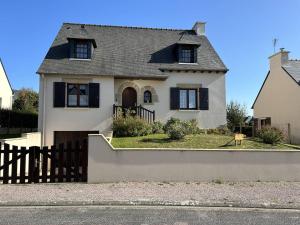 802 - Maison avec jardin à quelques pas du centre bourg dErquy