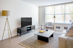 S Beach 1BR w Pool Gym nr San Fran Bay SFO-393