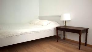 Almost White, Near Train, Metro n7688